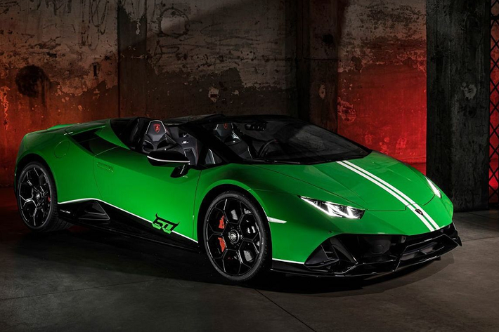Những chiếc Huracan Tecnica 60th Anniversary Edition trang bị tiêu chuẩn mâm Damiso 20 inch màu đen và có thiết kế lấy cảm hứng từ môn đua xe thể thao, kết hợp màu sắc lá cờ Tricolore của Italia.