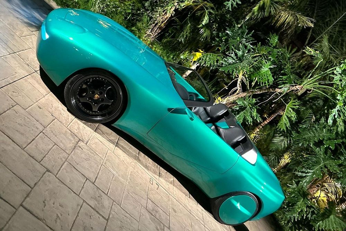 Ra mắt vào năm 2021, Porsche 968 L'Art là mẫu xe one-off do nhà thiết kế Arthur Kar của L'Art de L'Automobile hợp tác với hãng xe Đức nhân kỷ niệm 30 năm mẫu 968 ra đời. Được biết đến với tư cách là tiền thân của dòng Porsche Boxster, 968 được sản xuất từ năm 1991 và đến năm 1995 bị khai tử do doanh số thấp. Xe có thiết kế động cơ đặt trước và sử dụng hệ dẫn động cầu sau.