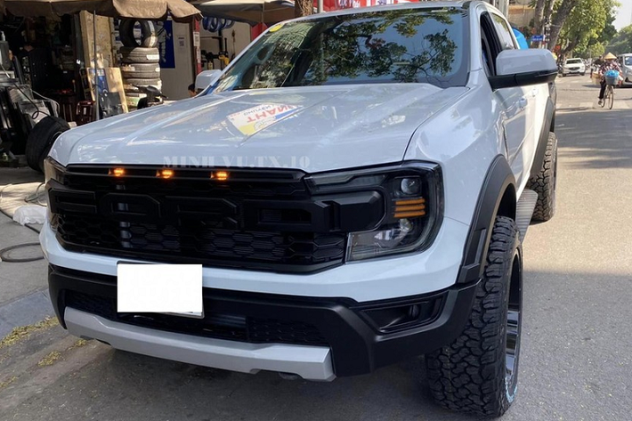 Tùy vào bản độ Ford Ranger thế hệ mới của khách muốn lên đời Ranger Raptor 2023 như thế nào, đều sẽ có sự chênh lệch. Chẳng hạn khách sở hữu xe Ford Ranger Wildtrak 2022 chỉ cần chi 15 triệu đồng là đã có 1 bản độ Raptor nhìn cũng rất hay ho khi chỉ thêm mặt ca-lăng, cản trước, ốp bửng sau, lốp.
