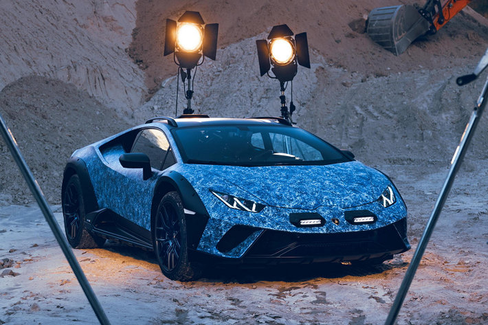 Mặc dù mẫu xe Huracan hiện đã được bán hết và quá trình sản xuất những chiếc cuối cùng đã được ấn định vào khoảng cuối năm 2023 này, điều đó vẫn không ngăn được Lamborghini tạo ra một sản phẩm đặc biệt khác dựa trên bản Sterrato. Đó là chiếc Lamborghini Huracan Sterrato Opera Unica độc bản với ngoại thất được sơn thủ công kết hợp 3 sắc thái xanh lam khác nhau, ra mắt trong bữa tiệc VIP kỷ niệm 60 năm thành lập Lamborghini.