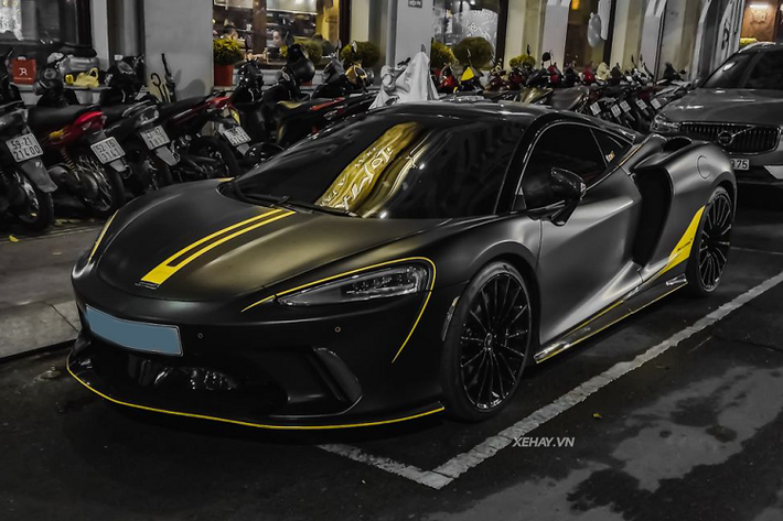 Chiếc xe chính hãng trong bài được trang bị gói độ bodykit của Novitec. Xe gây ấn tượng với màu đen nhám khá “chất”, kết hợp cùng một số chi tiết được dán decal màu vàng nổi bật.