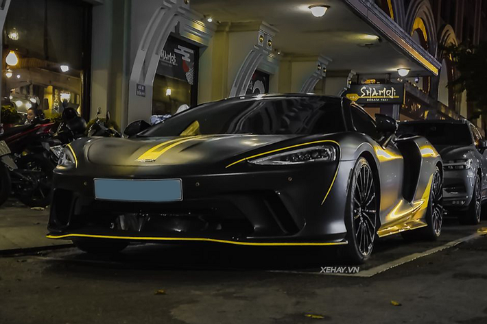 McLaren GT chính hãng phân phối tại Việt Nam từ tháng 10/2022 với mức giá 16 tỷ đồng. Đây là mẫu siêu xe được chế tạo với mục đích có thể sử dụng hàng ngày nên thiết kế của McLaren GT có phần "hiền" hơn những mẫu xe khác trong dải sản phẩm của hãng xe Anh quốc.
