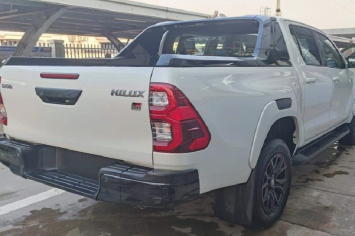 Toyota Hilux là một trong những mẫu bán tải gia nhập thị trường Việt Nam sớm nhất và khá được lòng người tiêu dùng bởi vẻ ngoài hiện đại, độ bền cao, đồng thời phụ tùng dễ thay và sửa chữa.