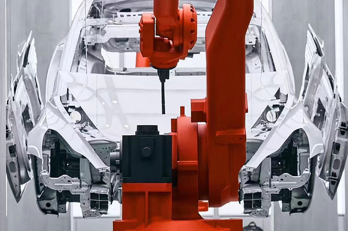 Khi tham quan Giga Lab Tesla tại Thành Đô, khách hàng sẽ được chứng kiến cách các máy móc phối hợp với nhau để lắp ráp hoàn chỉnh một phương tiện chỉ trong vòng 45 giây.
