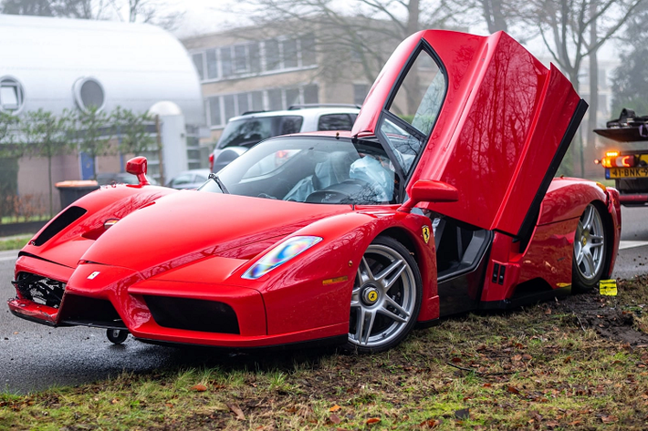 Bên cạnh mức giá 6 triệu USD ở thời điểm ra mắt, giá trị của Ferrari Enzo còn thể hiện ở số lượng sản xuất giới hạn chỉ 400 chiếc trên phạm vi toàn cầu.