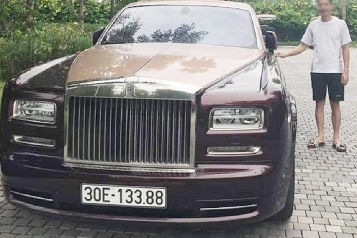 Trong khi ngân hàng BIDV chi nhánh Quy Nhơn vẫn chưa có quyết định nào sau buổi đấu giá bất thành của xe Rolls-Royce Ghost mạ vàng trong lần đấu giá thứ 6, thì buổi đấu giá Rolls-Royce Phantom Sacred Fire lần thứ 6 vào ngày 10/3/2023 vừa qua đã có kết quả.