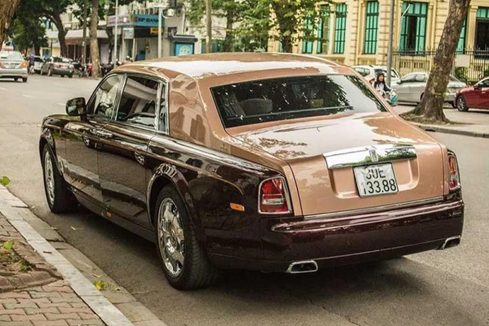Ở lần đấu giá gần nhất, chiếc Rolls-Royce Phantom Lửa thiêng đã được giảm giá đến gần 9,6 tỷ đồng so với lần đấu đầu tiên.Ban đầu, xe có giá khởi điểm tận 28,025 tỷ đồng, nhưng ở lần đấu giá thứ 6 bất thành vào ngày 10/3, giá khởi điểm của xe chỉ còn 18,44 tỷ đồng.