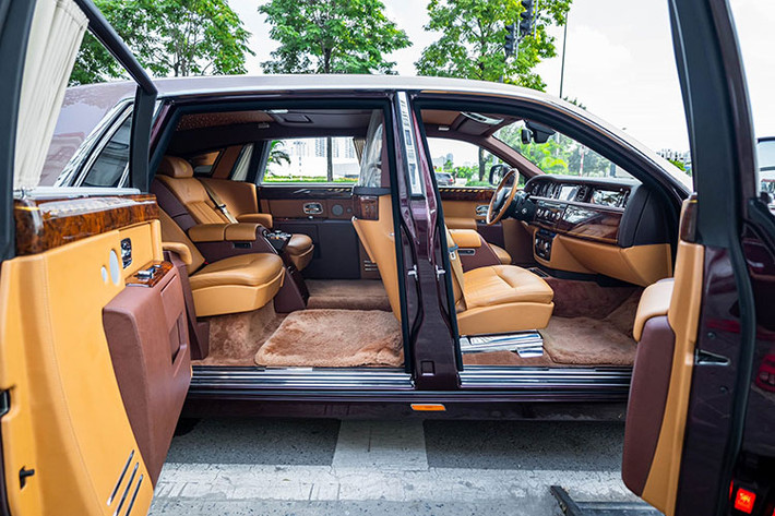 Biểu tượng Spirit of Ecstasy được mạ vàng và họa tiết trống đồng Đông Sơn được vẽ bằng tay tạo nên những điểm nhấn nổi bật cho mẫu xe. Ở thời điểm ra mắt, Phantom Lửa Thiêng có giá đồn đoán khoảng 51 tỷ đồng.
