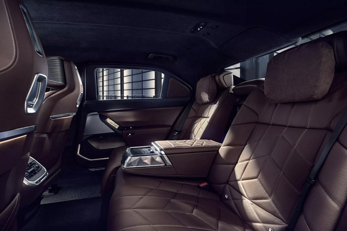 Theo hãng BMW, i7 Protection 2024 được phát triển dựa trên x7 xDrive 60 thông thường nhưng lại dùng một số trang bị của M70 xDrive. Xe được trang bị 2 mô-tơ điện với công suất tổng cộng 536 mã lực và mô-men xoắn cực đại 745 Nm. Sức mạnh được truyền tới cả 4 bánh, cho phép xe tăng tốc từ 0-100 km/h trong 9 giây thay vì 4,7 giây và tốc độ tối đa bị giới hạn ở mức 160 km/h thay vì 240 km/h như BMW i7 thông thường.