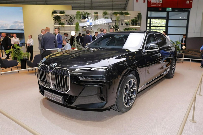 Tham gia triển lãm Ô tô Munich 2023, hãng BMW đã mang mẫu xe bọc thép chống đạn i7 Protection đến trưng bày và giới thiệu. Có thể nói, BMW i7 Protection 2024 mới khá đặc biệt vì đây chính là mẫu sedan thuần điện hạng sang bọc thép chống đạn đầu tiên trên thế giới. Ngoài ra, đây còn là sản phẩm chính hãng chứ không qua tay bên thứ ba.