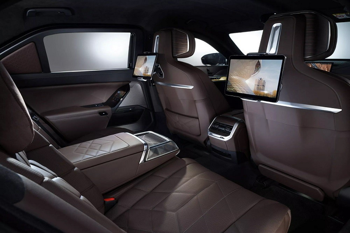 Chưa hết, BMW i7 Protection 2024 còn có tính năng sấy chỉnh điện tiêu chuẩn ở kính lái và kính cửa sổ bên sườn để không bị mờ khi nhiệt độ xuống thấp. Hệ thống sưởi ấm nội thất trước khi hành khách lên xe là trang bị tùy chọn. Điểm nhấn còn lại bên trong xe là gương kỹ thuật số bổ sung, có nhiệm vụ liên tục hiển thị hình ảnh do camera bên ngoài thu được. Tủ lạnh nhỏ nằm giữa 2 ghế sau cũng là trang bị tùy chọn của mẫu xe bọc thép chống đạn này.