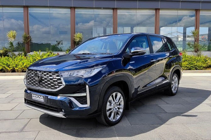Hiện giá xe Toyota Innova Cross 2024 tại Việt Nam chưa được công bố. Tuy nhiên, sẽ không ngạc nhiên nếu mẫu xe MPV này tăng giá bán so với Toyota Innova cũ (755 - 995 triệu đồng). Nhân viên tư vấn bán hàng cho biết thời gian giao xe sẽ là quý III năm nay.