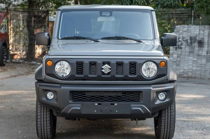 Mẫu xe SUV Suzuki Jimny hiện tại đang bán ra thị trường có hai kiểu dáng là 3 cửa và 5 cửa. Xe mới được kiểm định thuộc biến thể 3 cửa. Ngoại hình của Suzuki Jimny mang phong cách việt dã, hầm hố, vuông vức y như chiếc Mercedes-Benz G-Class thu nhỏ.