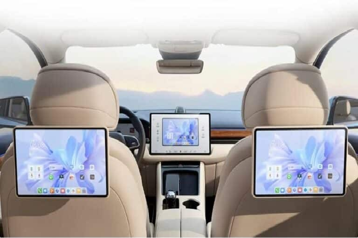 Bên trong nội thất, xe sử dụng một buồng lái đơn giản với bảng điều khiển và màn hình điều khiển trung tâm nổi, so sánh với Aito M5 hiện tại, màn hình đồng hồ có kích thước 10,25 inch và màn hình điều khiển trung tâm là 15,6 inch.