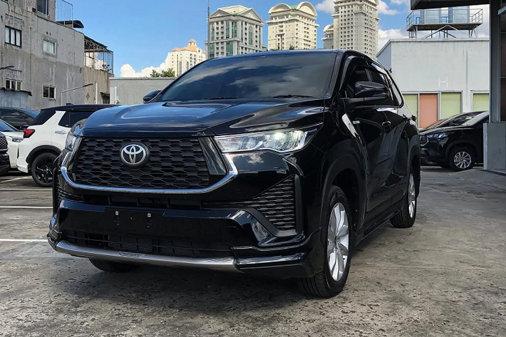 Được biết, Innova 2023 phiên bản SUV đô thị cỡ C sẽ được bán song song với Innova mpv phiên bản cũ do định vị sản phẩm khác nhau. Giá bán của Innova mới 2023 cũng sẽ ở mức cao, bản hybrid có thể trên 1 tỷ đồng do động cơ và trang bị cao cấp hơn hẳn.