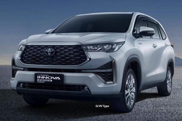 Đi cùng với đó là hộp số CVT giả lập 10 cấp số cho mọi phiên bản. Nhờ đó, Toyota Innova 2023 có công suất tối đa tăng 25% trong khi lượng xăng tiêu thụ giảm hơn 50%. Lượng xăng tiêu thụ trung bình của Toyota Innova Hybrid 2023 khá ấn tượng, chỉ khoảng khoảng 4,76 lít/100 km.