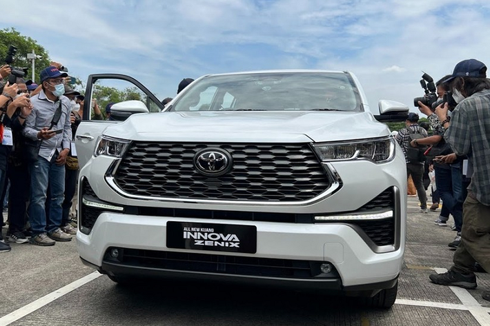 Xe có chiều dài 4.755 mm, rộng 1.850 mm, chiều cao 1.795 mm, chiều dài cơ sở 2.850 mm và chiều cao gầm 185 mm. So với thế hệ cũ, xe dài hơn 20 mm và có nội thất rộng rãi hơn nhờ chiều dài cơ sở tăng 100 mm.