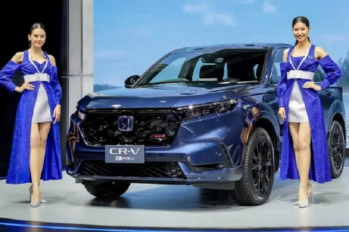 Ngoài CR-V thế hệ mới, nguồn tin này cũng xác nhận Honda sẽ có thêm 2 mẫu xe mới là BR-V 7 chỗ ngồi và City phiên bản nâng cấp trong năm 2023. Honda CR-V 2023 mới vừa chính thức ra mắt khách hàng Đông Nam Á tại Triển lãm Ô tô Quốc tế Bangkok 2023.