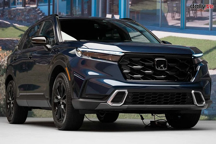 Ngoài vận hành, Honda CR-V thế hệ mới tạo sức hút rất mạnh nhờ kiểu dáng tổng thể được nâng cấp toàn diện. Trong khi khoang nội thất của CR-V thế hệ mới hiện đại và trẻ trung hơn khá nhiều khi kế thừa gần như các đường nét đặc trưng của Honda Civic thế hệ 11.