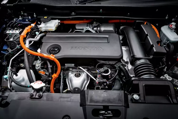 Đi kèm hộp số vô cấp CVT và 2 lựa chọn dẫn động cầu trước hoặc bốn bánh AWD. Động cơ e:HEV 2.0 kết hợp động cơ xăng 2.0L Atkinson cycle cùng với 2 mô-tơ điện cho công suất tối đa 207 mã lực, và mô-men xoắn cực đại 335 Nm từ 0 – 2.000 v/ph. Đi kèm là hộp số vô cấp e-CVT và dẫn động AWD.