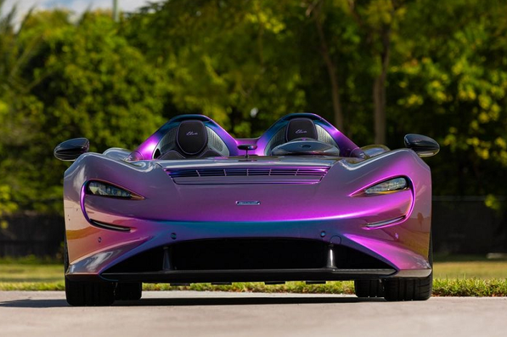 Tương tự Senna, chiếc McLaren Elva màu hiếm này được phát triển trên khung gầm MonoCage III và lấy cảm hứng từ những mẫu xe đua do Bruce McLaren chế tạo. Chiếc xe trong bài sở hữu tông màu sơn đặc biệt mang tên Pacific Color Stream do MSO thực hiện. Lớp sơn sẽ tạo hiệu ứng chuyển màu khi thay đổi góc nhìn từ tím, xanh...