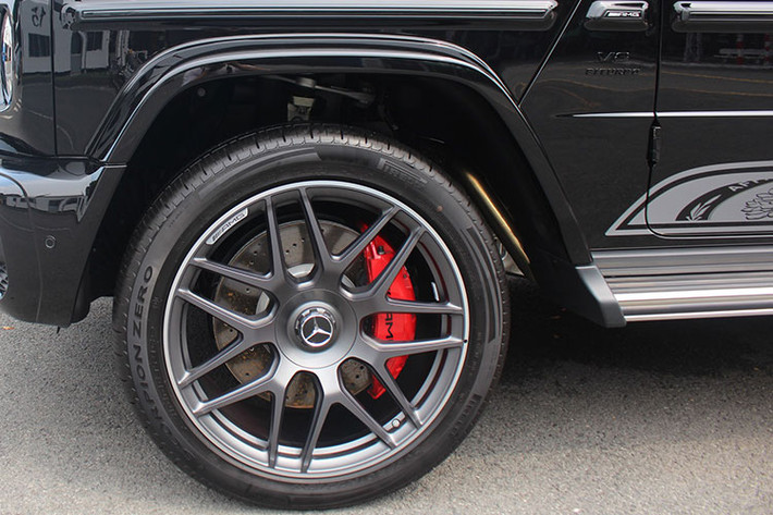 Mức giá xe Mercedes-AMG G63 Edition 55 cao hơn bản facelift khoảng 860 triệu - 1,1 tỷ đồng. Ra mắt vào tháng 3/2022, Mercedes-AMG G63 Edition 55 là phiên bản đặc biệt kỷ niệm 55 năm ra đời của thương hiệu AMG.