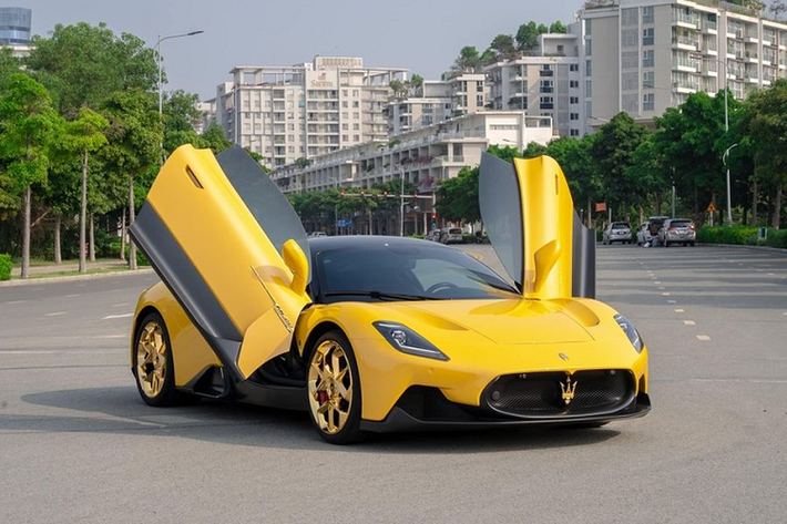 Maserati MC20 ra mắt vào tháng 9/2020 là một trong những mẫu siêu xe được săn đón nhất trên thế giới bởi tính thể thao và sang trọng mà nó mang lại. Tính tới thời điểm hiện tại, hiện chỉ có 4 chiếc Maserati MC20 lăn bánh tại Việt Nam và chiếc đầu tiên về nước hiện đang được rao bán lại với gần 17 tỷ đồng.