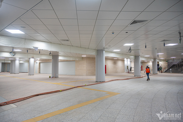 Tầng 1 nhà ga rộng khoảng 45.000 m², thiết kế gần 200 trụ cột bê tông ốp nhôm, có chức năng làm sảnh chờ, bán vé. Đồng thời, có thêm trung tâm thương mại rộng 18.100 m², hành lang và quảng trường ngầm rộng 21.500 m².