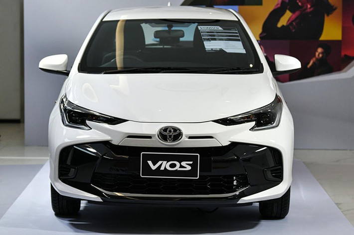Hiện giá xe Toyota Vios 2023 tại Việt Nam chưa được công bố. Theo nhân viên tư vấn bán hàng tại đại lý, xe sẽ có giá bán dưới 600 triệu đồng như trước. Xe sẽ được giao cho khách ngay trong tháng này.