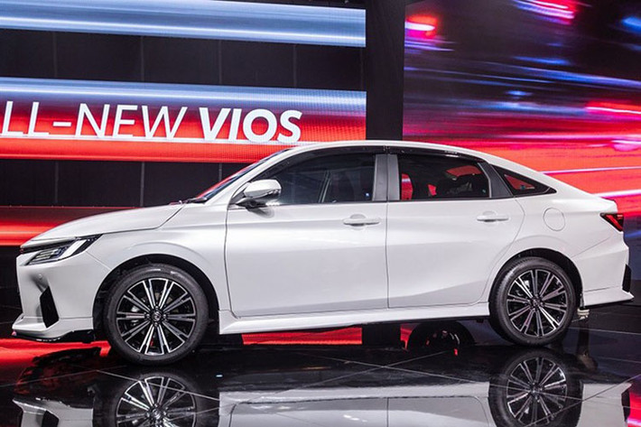 Hình ảnh này cho thấy cả thiết kế đầu xe và khu vực phía sau của Toyota Vios 2023 tại Việt Nam. Thiết kế này không còn gây bất ngờ vì xe đã từng bị bắt gặp trên đường phố Việt Nam cách đây vài tháng. Điểm đáng chú ý trong hình ảnh này chính là không gian nội thất của Toyota Vios 2023.
