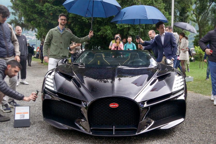 Ngay tại Concours d’Eleganza Villa d’Este, đã có ít nhất hai lần người điều khiển Mistral phải vừa cầm ô vừa lái siêu xe. Thệm chí cả khi nằm tại vị trí trưng bày, nhân viên của Bugatti cũng phải cầm ô để che mưa cho chiếc xe “con cưng” của thương hiệu.
