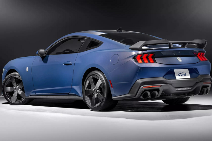 Ford cũng giới thiệu tùy chọn mâm chất liệu sợi carbon của thương hiệu Carbon Revolution đối với phiên bản Dark Horse. Mâm cao cấp có kích thước 19 inch, khối lượng 9,1 kg nhẹ hơn 37% so với mâm hợp kim nhôm nguyên bản.