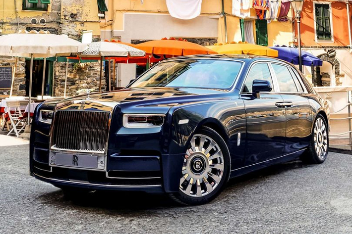 Được mệnh danh là “viên ngọc của nước Ý”, Rolls-Royce Phantom Cinque Terre 2023 mới lấy cảm hừng từ cụm gồm 5 làng chài nằm dọc bờ biển Địa Trung Hải. Nơi này thu hút khách du lịch nhờ những vườn nho mọng nước và các ngôi nhà sặc sỡ nằm cheo leo trên các vách đá hiểm trở.