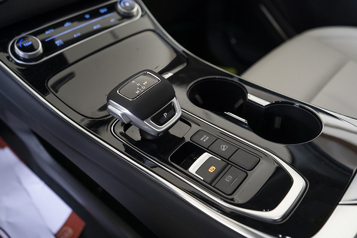Bên trong mẫu SUV cỡ C này là không gian nội thất 2 hàng ghế với 5 chỗ ngồi khá rộng rãi. Xe được trang bị vô lăng bọc da và ốp kim loại cùng cửa gió điều hòa hình tròn như động cơ máy bay. Chưa hết, trên mặt táp-lô còn xuất hiện 2 màn hình 10,25 inch nối liền với nhau thành một khối, hỗ trợ kết nối với điện thoại thông minh và điều khiển bằng giọng nói. Sạc điện thoại không dây, cửa sổ trời và phanh tay điện tử cũng có bên trong Dongfeng Forthing T5 EVO.