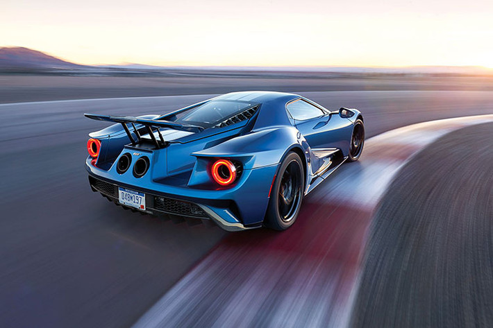 Siêu xe Ford GT 2017 chỉ được sản xuất giới hạn 500 chiếc mỗi năm, nó sử dụng động cơ xăng EcoBoost V6, tăng áp kép 3,5 lít, tạo ra công suất tối đa 647 mã lực. Đi kèm hộp số ly hợp kép 7 cấp, xe có thể tăng tốc từ 0-100km/h trong vòng 4 giây và đạt vận tốc tối đa 347 km/h.