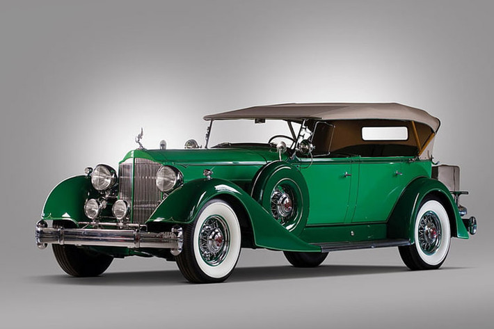 Về vị trí thứ 2 là Packard Twelve 1934. Đây là một mẫu xe sang trọng xuất hiện lần đầu vào năm 1915, Packard Twelve 1934 thuộc seri thứ mười một của dòng xe này. Xe được trang bị động cơ V12 mạnh 160 mã lực, kết hợp cùng hộp số ba cấp.