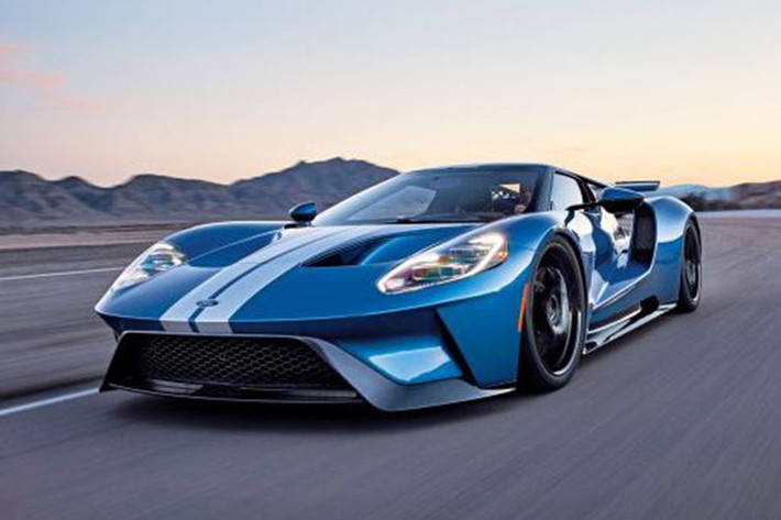 Xếp thứ 4 là mẫu Ford GT 2017. Là chiếc xe hiện đại duy nhất trong danh sách, Ford GT 2017 được bình chọn xếp vị trí thứ tư nhờ vào thiết kế táo bạo của chiếc xe. Các đường nét sắc lẹm cùng phần hốc gió đặc biệt phía sau cabin đã tạo nên một ngoại hình ấn tượng cho mẫu xe này.