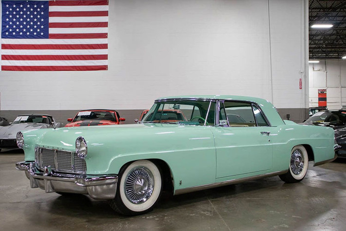 Xếp ở vị trí thứ 5 trong top ôtô Mỹ đẹp nhất là mẫu Lincoln Continental MkII Coupé. Các mẫu Lincoln Continental cổ điển luôn được đánh giá cao trên khắp Thế Giới, đặc biệt trong số đó phải kể đến MkII Coupe.