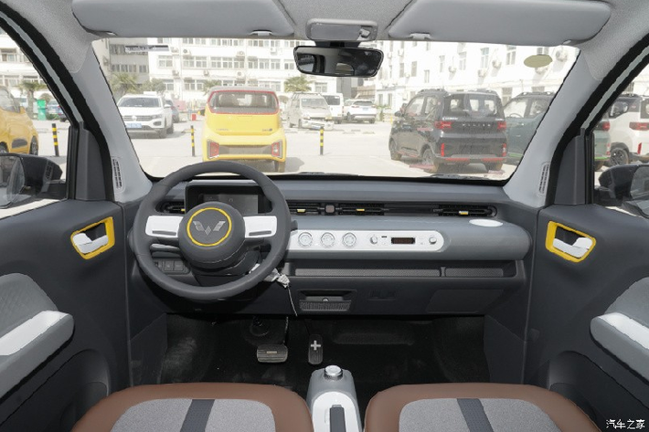 Thành công của Wuling Hongguang Mini EV đến từ nhiều yếu tố, giá rẻ, phân khúc dễ dàng tiếp cận nhiều khách, thiết kế bắt mắt. Ở ngoại hình, chiếc xe điện của Wuling có đèn pha LED dạng vuông vức giống thiết kế tổng thể xe, ở 2 hốc gió trước còn có thêm đèn sương mù. Đằng sau xe có đèn hậu LED được nối với nhau bằng tấm nhựa màu đen cùng tên thương hiệu.