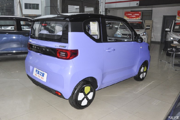 Nội thất xe Wuling Hongguang Mini EV vừa đủ dùng, xe có 4 chỗ, bảng đồng hồ LCD, bảng điều khiển trung tâm nổi bật với 3 núm xoay, điều chỉnh các thông số khác nhau, 1 màn hình cực nhỏ và không có trang bị sẵn màn hình giải trí, thay vào đó, khách hàng phải độ chế lại.