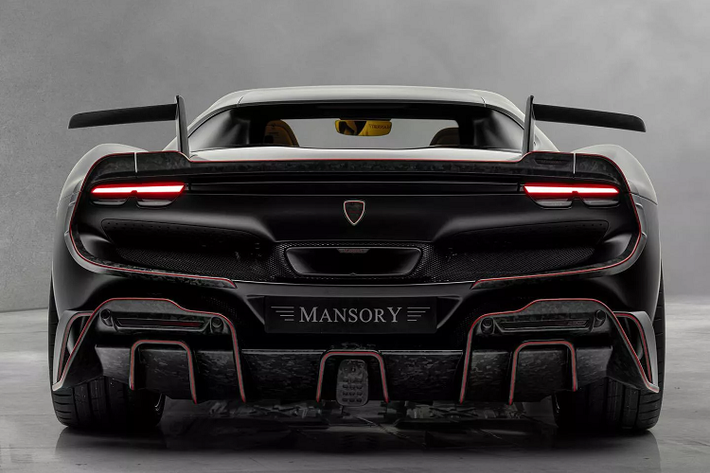 Phần đuôi xe của Ferrari 296 GTB độ Tempesta được Mansory lấy cảm hứng thiết kế từ Ferrari FXX K, có cặp cánh khí động học thay cho cánh gió sau truyền thống. Chiếc xe cũng có nhiều bộ phận bằng sợi carbon đúc như cánh lướt gió ở lip trước và bộ khuếch tán mới.