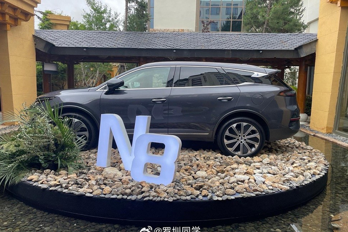 Là một chiếc SUV cỡ trung đến cỡ lớn, Denza N8 2023 tại Trung Quốc có kích thước bao gồm chiều dài x chiều rộng x chiều cao lần lượt là 4.949 x 1.950 x 1.725 mm và chiều dài cơ sở là 2.830 mm. Nhìn từ bên hông, phần mái nhà hơi cong và các cột màu đen tạo hiệu ứng lơ lửng. Tay nắm cửa sử dụng thiết kế thông thường, thay vì thiết kế dạng bật ra phổ biến.