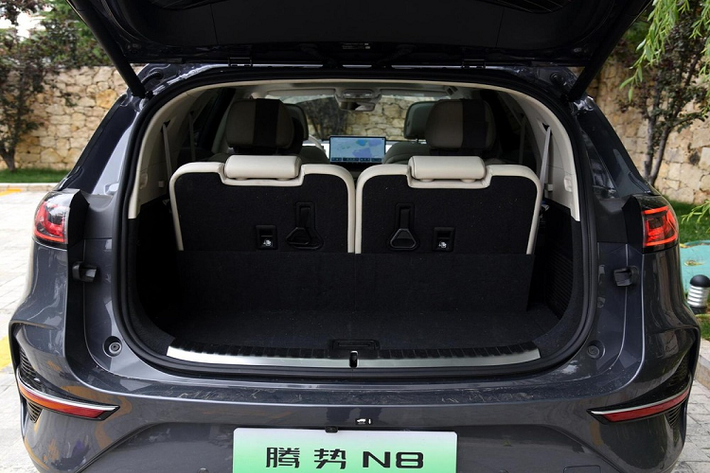 Hơn nữa, hành khách ở hàng ghế sau có quyền sử dụng bàn khay. Ngoài ra còn có màn hình cảm ứng LCD để điều khiển điều hòa cho hàng ghế sau.