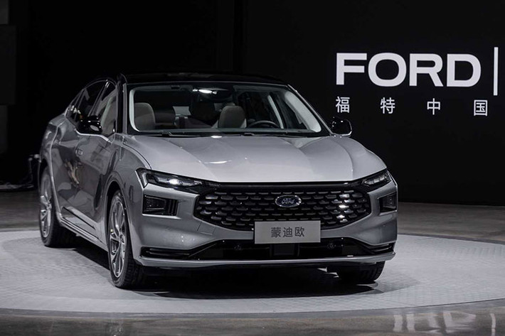 Đến nay, Ford lại tiếp tục giới thiệu một phiên bản Mondeo khác, sử dụng động cơ có dung tích nhỏ hơn. Cụ thể, thay vì chỉ được trang bị động cơ xăng EcoBoost 4 xi-lanh, tăng áp, dung tích 2.0 lít như các xe Ford Mondeo 2023 mới đang bán ra, mẫu xe này sẽ có động cơ 1.5L.