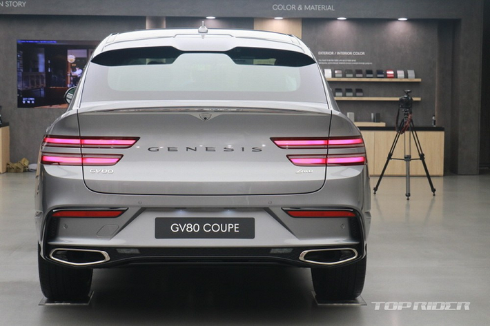 So với GV80 thông thường, Genesis GV80 Coupe 2024 được thay đổi ở một số chi tiết thiết kế ngoại thất như nóc dốc dần về phía sau hay cánh gió tích hợp vào cửa cốp. Ngoài ra, mẫu xe này còn được trang bị cánh gió mui dạng tai mèo mới. Tiếp theo đó là cụm đèn pha LED với đèn cốt được ứng dụng công nghệ MLA (Micro Lens Array).