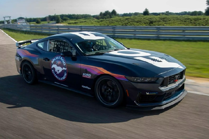 Ford Mustang Dark Horse R bản độ được sinh ra với mục đích trở thành chiếc xe đua và dành cho những chủ nhân đam mê tốc độ, yêu thích việc "dợt" đường đua vào cuối tuần. Phiên bản R đã giúp Dark Horse trở nên tuyệt vời, nhất là khi thừa hưởng khối động cơ V8 dung tích 5.0L nạp khí tự nhiên mạnh nhất lịch sử Mustang, được tinh chỉnh để sản sinh công suất 500 mã lực (373 kW/507 Ps).