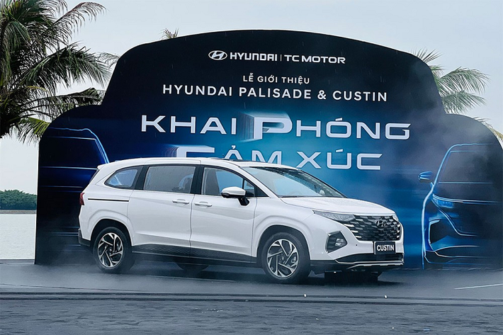 Với giá bán này, mẫu xe MPV Hyundai Custin 2024 nhắm đến mục tiêu cạnh tranh cùng Toyota Innova Cross sắp ra mắt Việt Nam vào tháng sau thay vì Kia Carnival. Được phát triển dựa trên nền tảng khung gầm N3-Platform tương tự SantaFe và Tucson, mẫu MPV này được nghiên cứu và phát triển tại nhà máy Hyundai Bắc Kinh. Tại thị trường Trung Quốc, xe được biết đến dưới cái tên khác là Hyundai Custo.