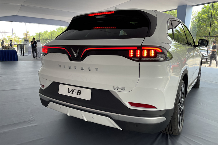 Trong tháng 1/2023 vừa qua, VinFast đã giao tổng cộng 204 chiếc VinFast VF8 cho khách hàng trong nước. So với kết quả bán hàng trong tháng 12/2022 (2.730 xe), doanh số của VinFast VF8 giảm đến 92,5%. Nguyên nhân là do tháng 1/2023 trùng vào dịp nghỉ Tết Nguyên đán khiến toàn bộ thị trường ôtô Việt Nam đi xuống.