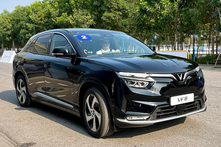Từ cuối năm 2022, hãng VinFast đã bắt đầu triển khai chương trình áp dụng voucher Vinhomes 200 triệu đồng hoặc 150 triệu đồng khi thanh toán mua VF8. Điều này khiến giá VinFast VF8 thuộc suất cọc tiên phong vào thời điểm đó giảm xuống chỉ còn 850 triệu đồng với bản Eco và 1,035 tỷ đồng với bản Plus.