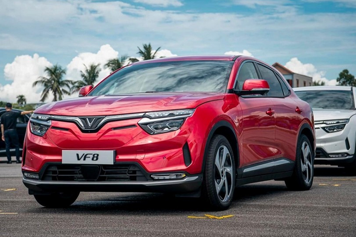 Sang tháng 9/2022, những chiếc VinFast VF8 đầu tiên đã được giao cho khách hàng tiên phong tại Việt Nam. Trong thời gian qua, giá xe VinFast VF8 tại Việt Nam liên tục có những sự biến động.